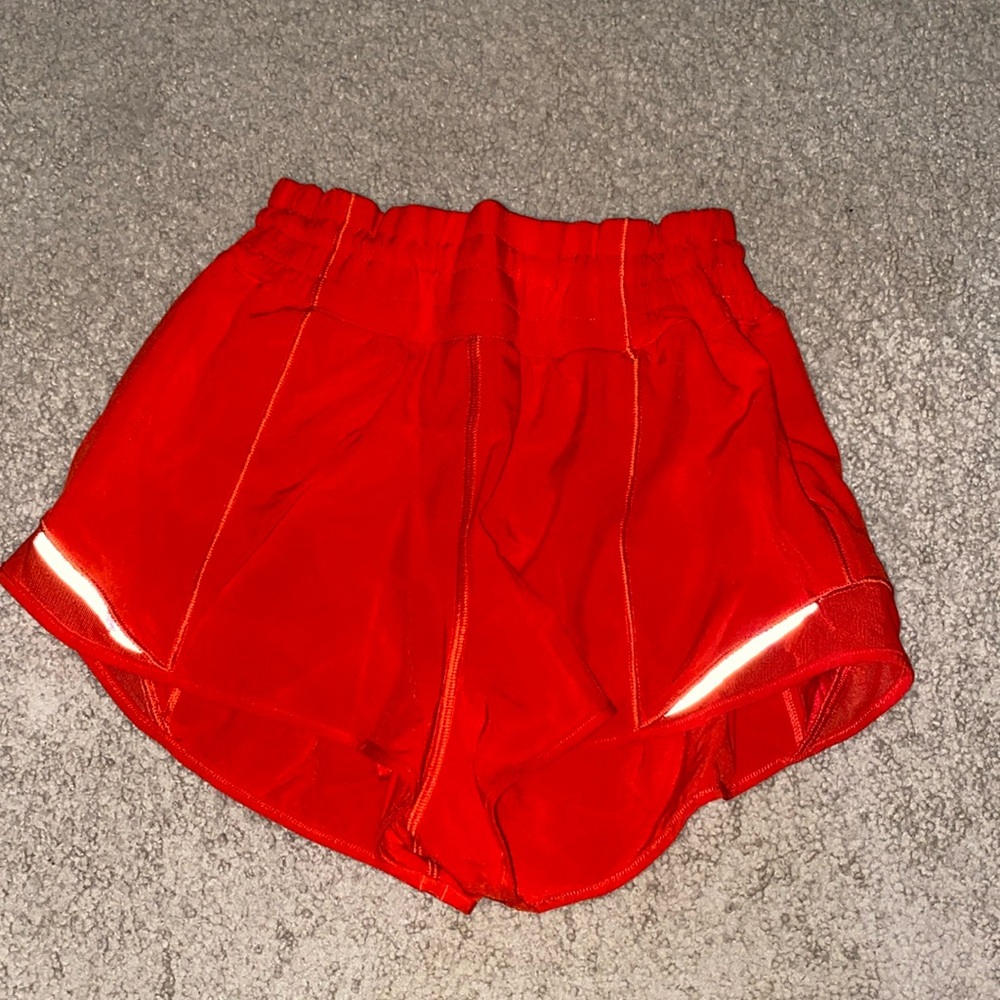 Lululemon High Rise 2.5 in Hotty Hot